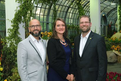 Der Vorstand der Stiftung steht in einem Ausstellungraum des Palmenhauses. Auf der linken Seite steht Bernd Ochs, Dr. Katja Heubach steht in der Mitte und Jens Krause steht auf der rechten Seite.