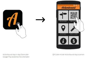 Auf der linken Seite befindet sich ein orangefarbenes Quadrat, in dem ein orangefarbenes „A“ abgebildet ist. Der Zeigefinger einer Hand tippt auf das Quadrat. Ein nach rechts zeigender Pfeil verweist auf ein Smartphone mit der Aufschrift „Actionbound“ und einer Menü-Auswahl darunter. Eine Hand mit Zeigefinder zeigt auf einen QR-Code.  