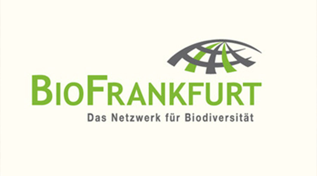 Das Logo von „BioFrankfurt“ zeigt grüne und graue Striche, die sich kreuzen. In Grün steht „BioFrankfurt“ und in Grau darunter „Das Netzwerk für Biodiversität“.